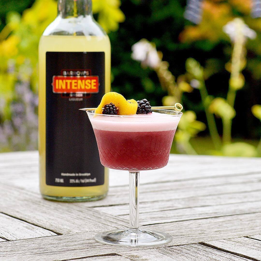 Intense Blackberry Ginger Club | Summer Cocktails